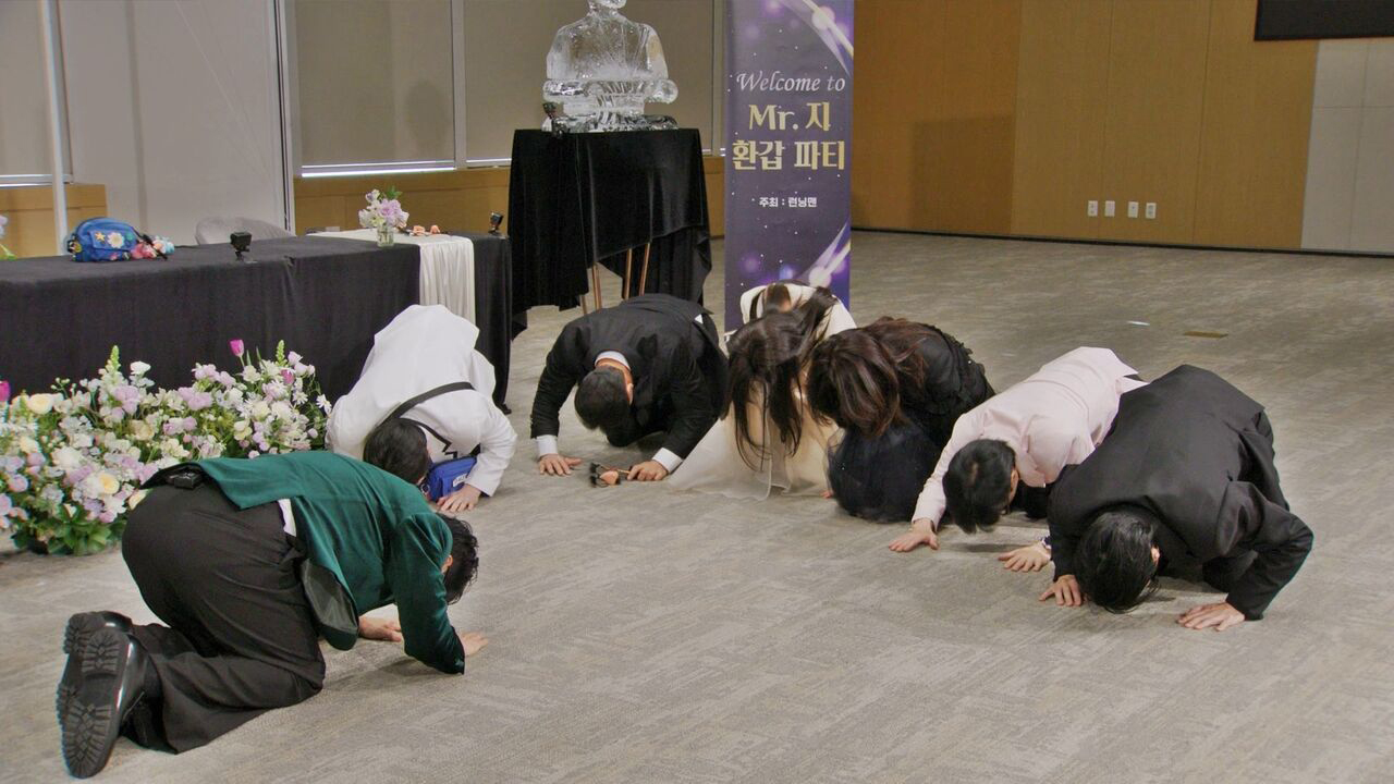 Cảnh tượng lạ cả d&agrave;n sao Running Man quỳ lạy kh&oacute;c l&oacute;c thảm thiết tr&ecirc;n s&oacute;ng truyền h&igrave;nh- Ảnh 3.