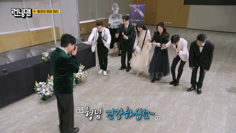 Cảnh tượng lạ cả d&agrave;n sao Running Man quỳ lạy kh&oacute;c l&oacute;c thảm thiết tr&ecirc;n s&oacute;ng truyền h&igrave;nh- Ảnh 4.