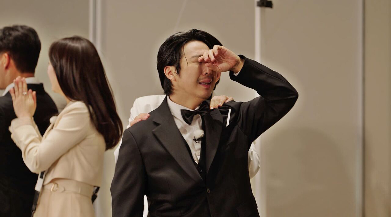 Cảnh tượng lạ cả d&agrave;n sao Running Man quỳ lạy kh&oacute;c l&oacute;c thảm thiết tr&ecirc;n s&oacute;ng truyền h&igrave;nh- Ảnh 5.