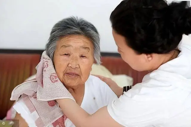 Rửa mặt v&agrave;o buổi s&aacute;ng v&agrave; buổi tối c&oacute; sai kh&ocirc;ng? C&aacute;c b&aacute;c sĩ khuy&ecirc;n: Sau 60 tuổi, tốt nhất n&ecirc;n thay đổi 3 th&oacute;i quen rửa mặt- Ảnh 1.