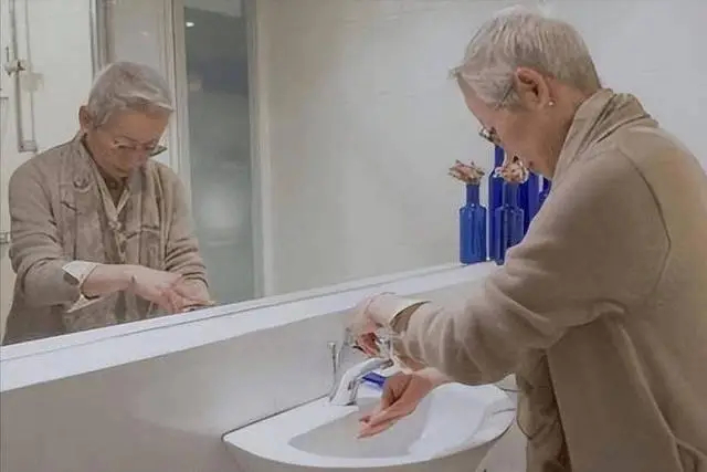 Rửa mặt v&agrave;o buổi s&aacute;ng v&agrave; buổi tối c&oacute; sai kh&ocirc;ng? C&aacute;c b&aacute;c sĩ khuy&ecirc;n: Sau 60 tuổi, tốt nhất n&ecirc;n thay đổi 3 th&oacute;i quen rửa mặt- Ảnh 4.