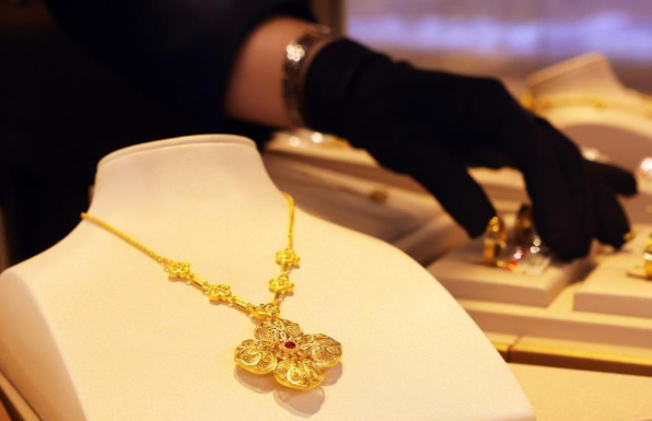 Ph&aacute;t hiện vị kh&aacute;ch 34 tuổi li&ecirc;n tục chi hơn 82 triệu đồng mua v&agrave;ng m&agrave; kh&ocirc;ng cần hỏi gi&aacute;, nh&acirc;n vi&ecirc;n cửa h&agrave;ng lập tức b&aacute;o cảnh s&aacute;t- Ảnh 1.