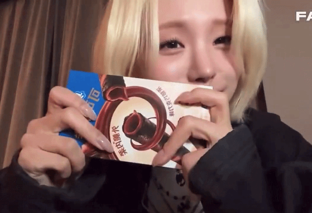 Một nữ idol bị chỉ tr&iacute;ch v&igrave; ăn vặt, phải xin lỗi ngay tr&ecirc;n livestream- Ảnh 1.