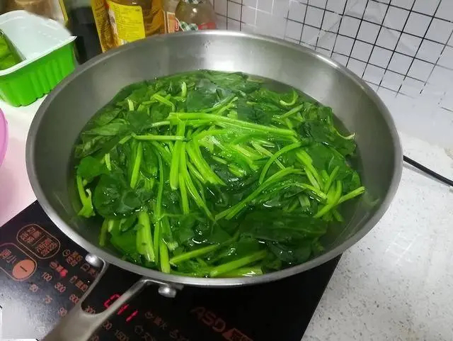 Rau th&igrave; l&agrave; c&oacute; g&acirc;y suy thận? C&aacute;c b&aacute;c sĩ cảnh b&aacute;o: Để tr&aacute;nh tổn thương thận, h&atilde;y ăn &iacute;t 3 loại rau n&agrave;y- Ảnh 5.