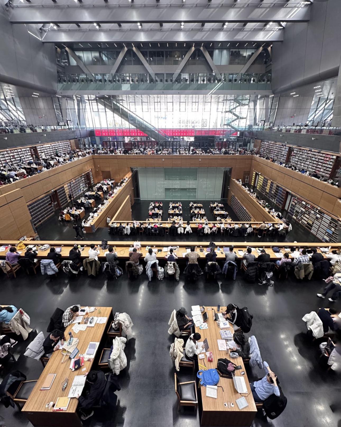 Bức ảnh thư viện ng&agrave;y m&ugrave;ng 3 Tết g&acirc;y x&ocirc;n xao: Đ&acirc;y l&agrave; kh&aacute;c biệt giữa người b&igrave;nh thường v&agrave; người th&agrave;nh c&ocirc;ng?- Ảnh 1.