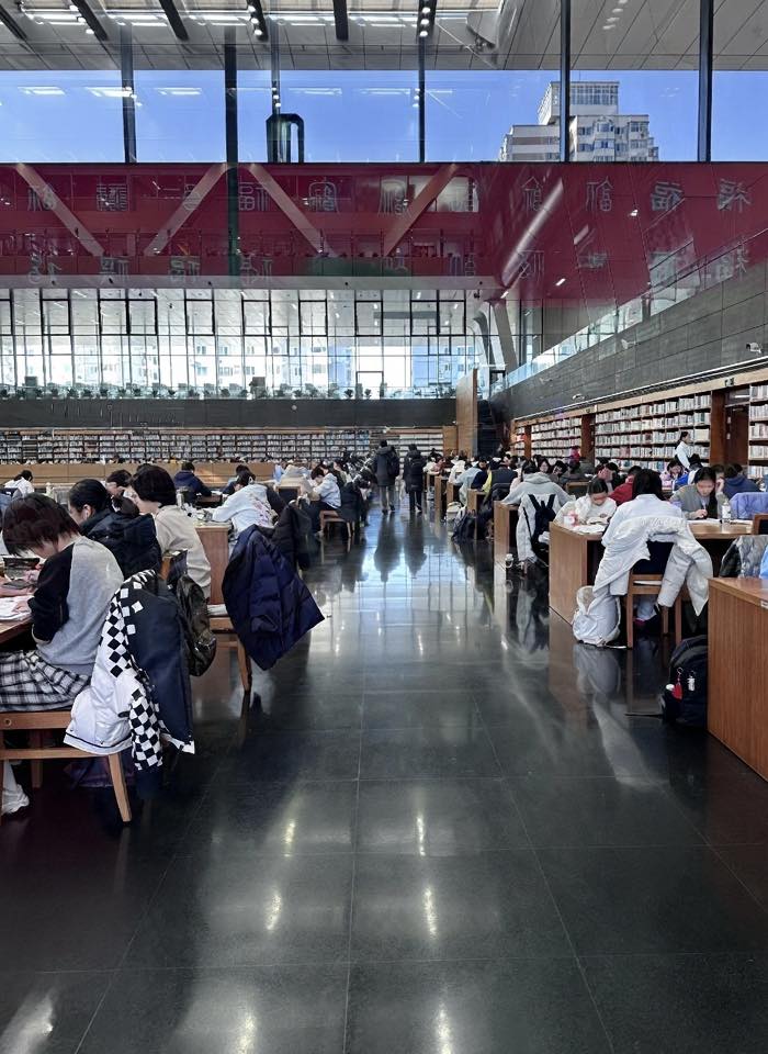 Bức ảnh thư viện ng&agrave;y m&ugrave;ng 3 Tết g&acirc;y x&ocirc;n xao: Đ&acirc;y l&agrave; kh&aacute;c biệt giữa người b&igrave;nh thường v&agrave; người th&agrave;nh c&ocirc;ng?- Ảnh 2.