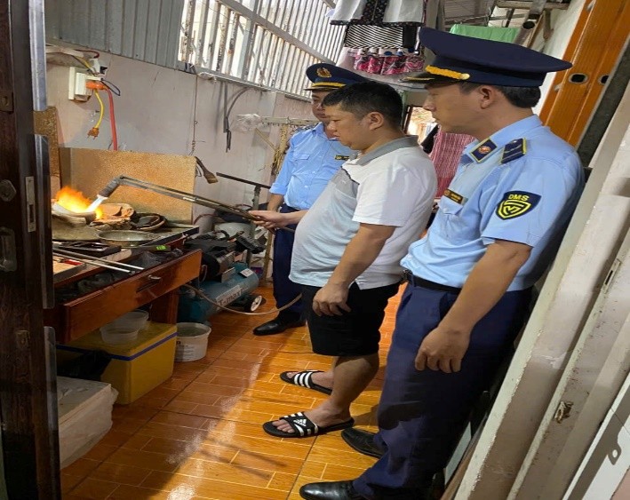 Một tiệm v&agrave;ng c&oacute; tiếng vừa bị buộc ti&ecirc;u hủy sản phẩm, phạt hơn 200 triệu đồng- Ảnh 1.