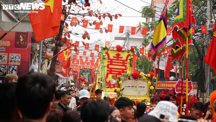 Về Quảng Ninh xem rước "cụ Thượng" k&eacute;o d&agrave;i cả c&acirc;y số- Ảnh 1.