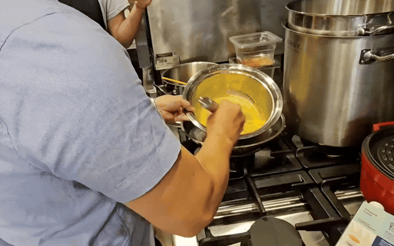 "Đại chiến" Tiramisu tr&ecirc;n Threads: Tiệm b&aacute;nh khoe "đ&aacute;nh kem bằng tay" chuẩn truyền thống, hội y&ecirc;u bếp tr&agrave;n v&agrave;o b&oacute;c sự thật bẽ b&agrave;ng- Ảnh 2.