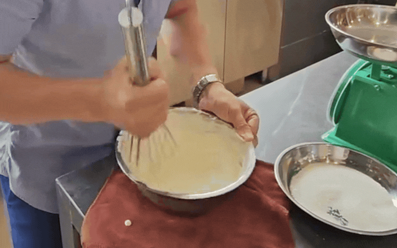 "Đại chiến" Tiramisu tr&ecirc;n Threads: Tiệm b&aacute;nh khoe "đ&aacute;nh kem bằng tay" chuẩn truyền thống, hội y&ecirc;u bếp tr&agrave;n v&agrave;o b&oacute;c sự thật bẽ b&agrave;ng- Ảnh 1.