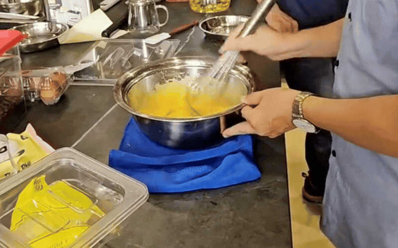 "Đại chiến" Tiramisu tr&ecirc;n Threads: Tiệm b&aacute;nh khoe "đ&aacute;nh kem bằng tay" chuẩn truyền thống, hội y&ecirc;u bếp tr&agrave;n v&agrave;o b&oacute;c sự thật bẽ b&agrave;ng- Ảnh 3.