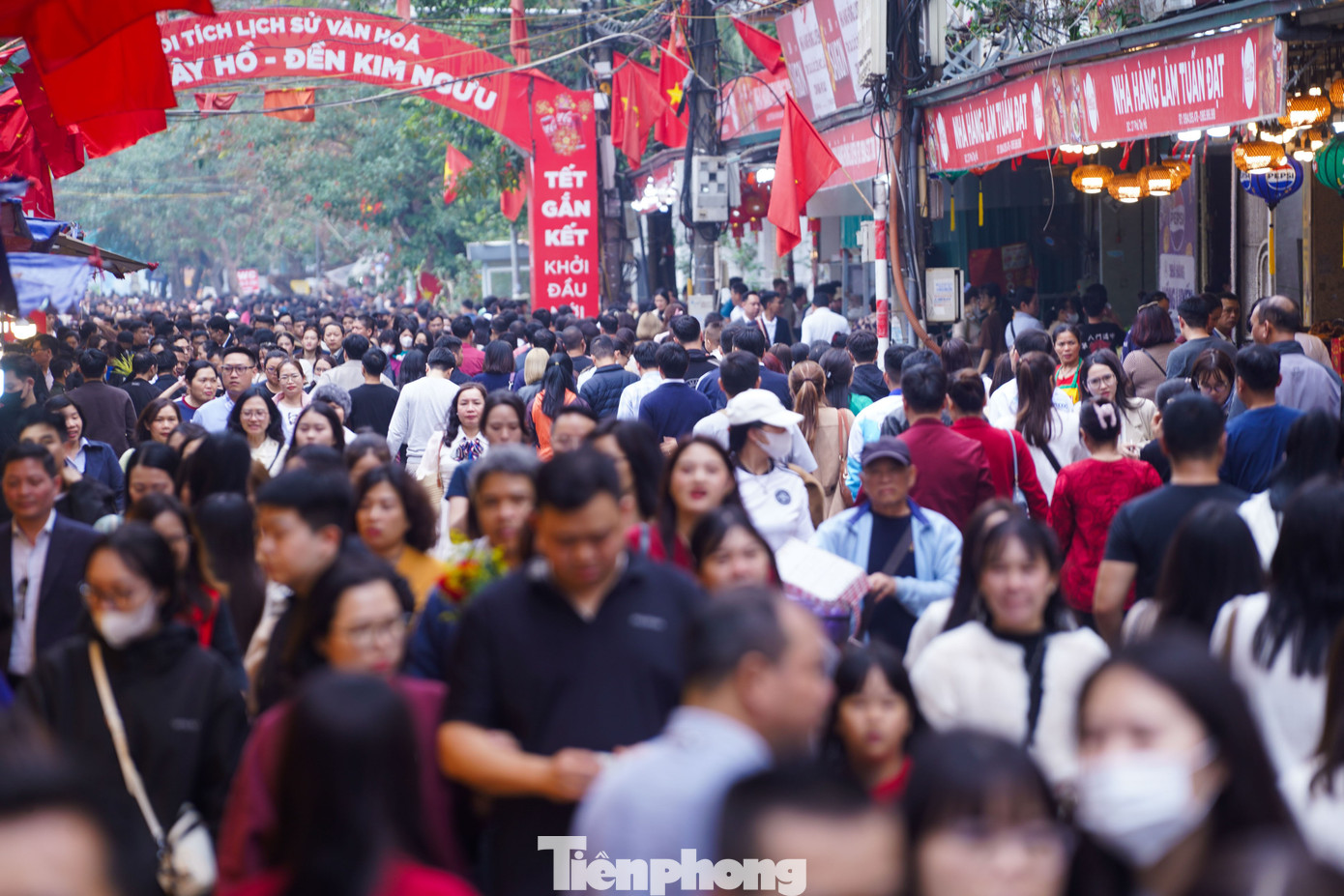 Chen cứng lối đi, d&ograve;ng người ki&ecirc;n nhẫn xin lộc tại Phủ T&acirc;y Hồ- Ảnh 1.