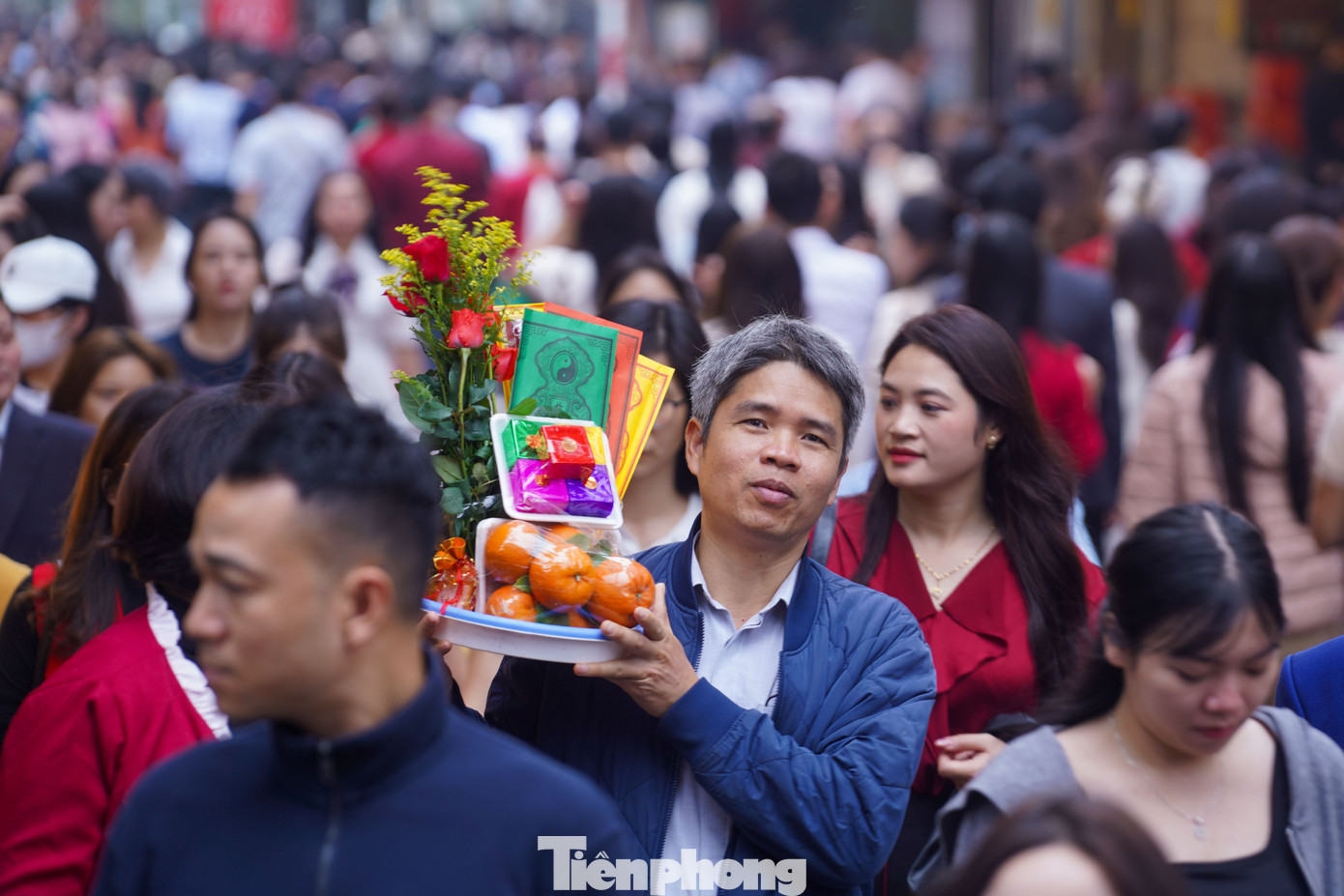 Chen cứng lối đi, d&ograve;ng người ki&ecirc;n nhẫn xin lộc tại Phủ T&acirc;y Hồ- Ảnh 3.