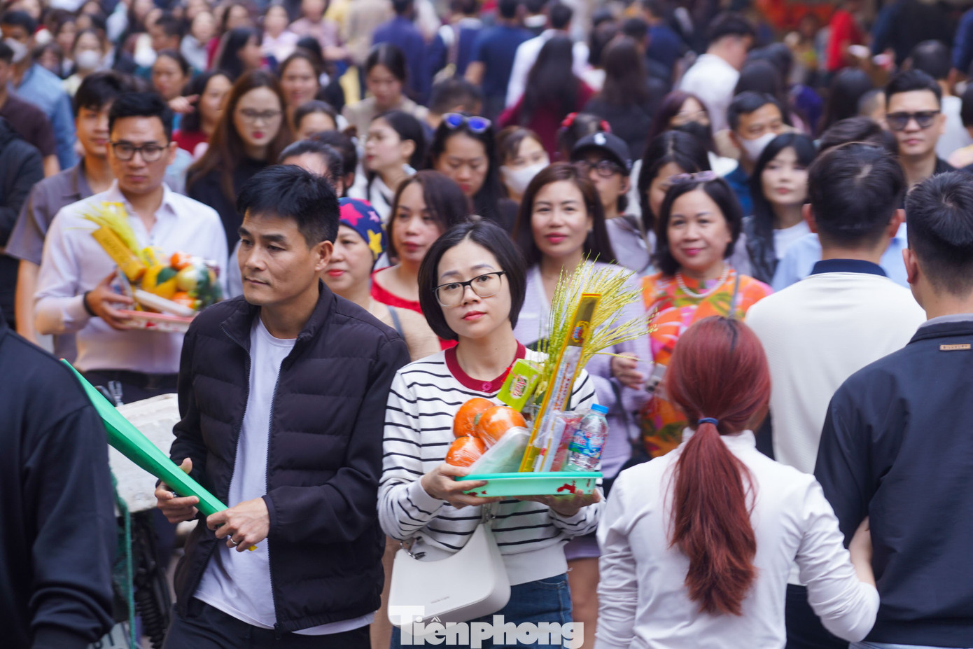 Chen cứng lối đi, d&ograve;ng người ki&ecirc;n nhẫn xin lộc tại Phủ T&acirc;y Hồ- Ảnh 4.