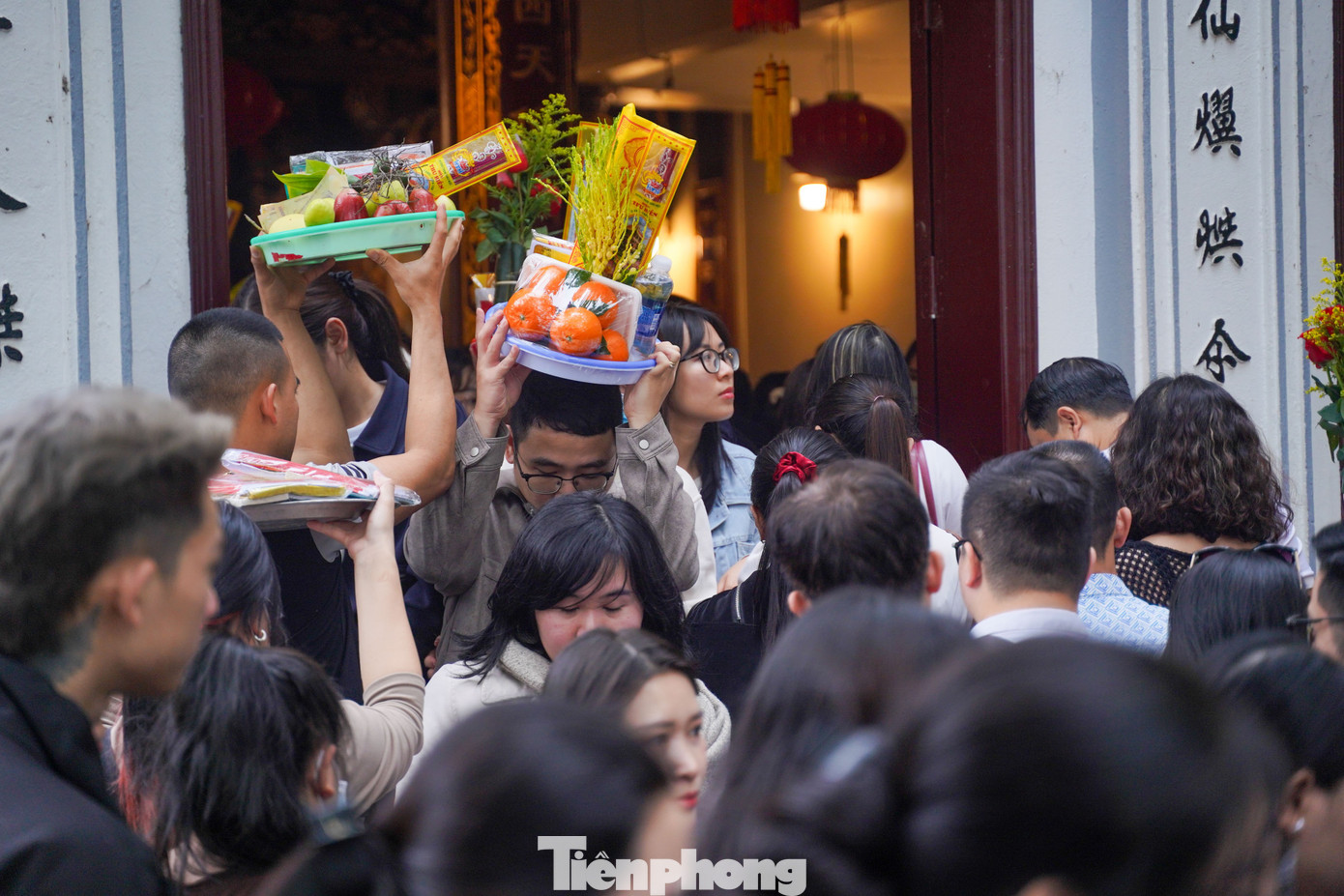 Chen cứng lối đi, d&ograve;ng người ki&ecirc;n nhẫn xin lộc tại Phủ T&acirc;y Hồ- Ảnh 7.