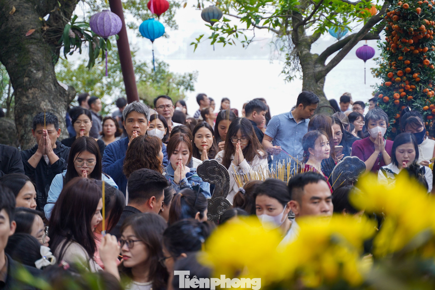 Chen cứng lối đi, d&ograve;ng người ki&ecirc;n nhẫn xin lộc tại Phủ T&acirc;y Hồ- Ảnh 5.