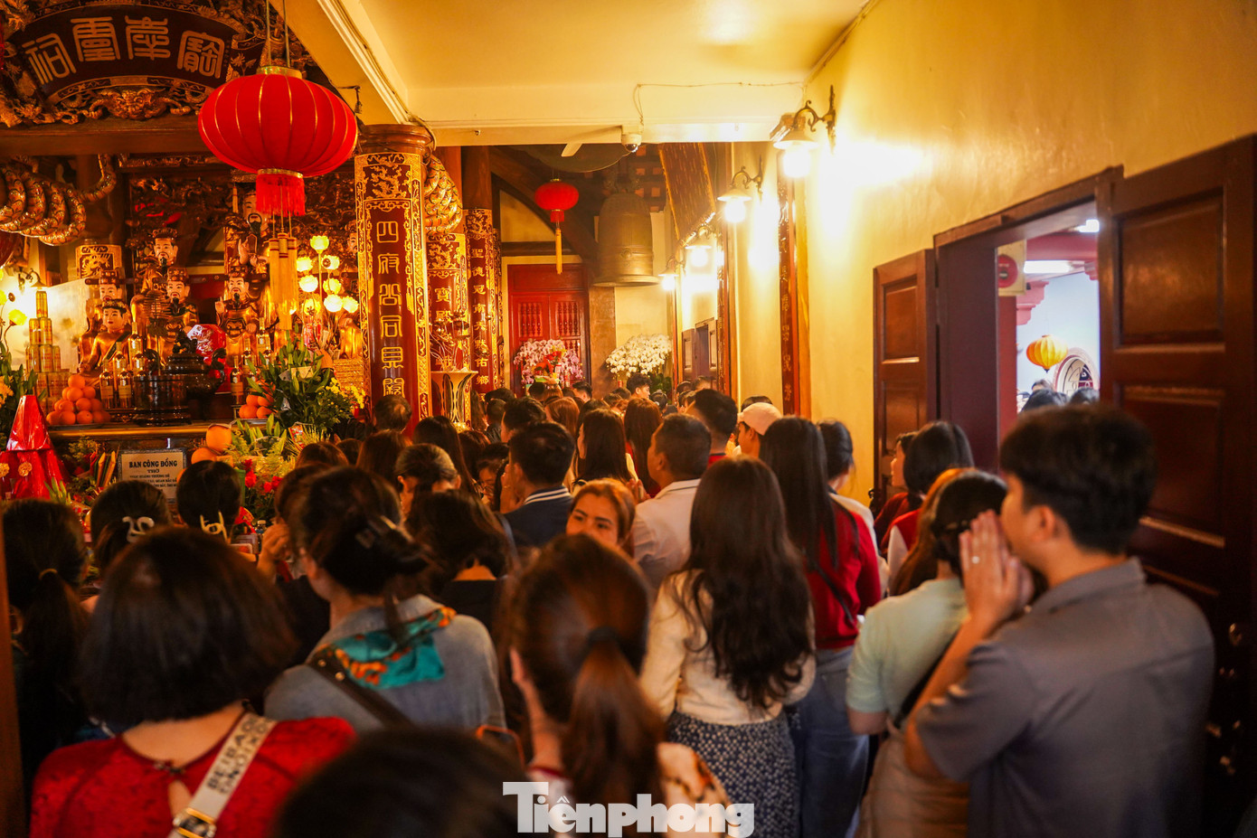 Chen cứng lối đi, d&ograve;ng người ki&ecirc;n nhẫn xin lộc tại Phủ T&acirc;y Hồ- Ảnh 9.