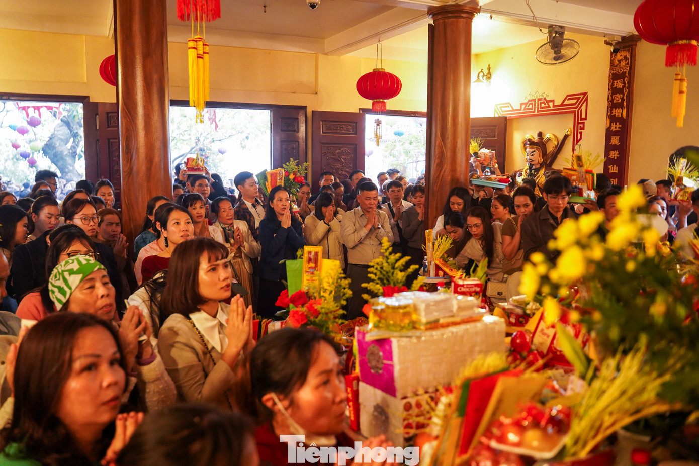 Chen cứng lối đi, d&ograve;ng người ki&ecirc;n nhẫn xin lộc tại Phủ T&acirc;y Hồ- Ảnh 8.