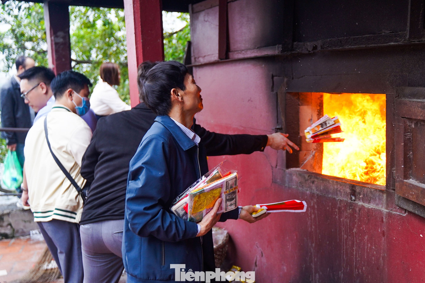 Chen cứng lối đi, d&ograve;ng người ki&ecirc;n nhẫn xin lộc tại Phủ T&acirc;y Hồ- Ảnh 14.