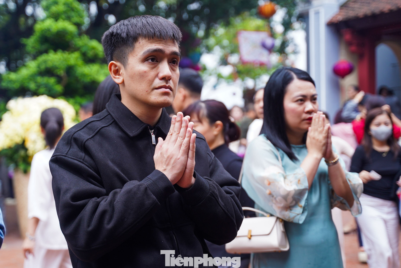 Chen cứng lối đi, d&ograve;ng người ki&ecirc;n nhẫn xin lộc tại Phủ T&acirc;y Hồ- Ảnh 11.