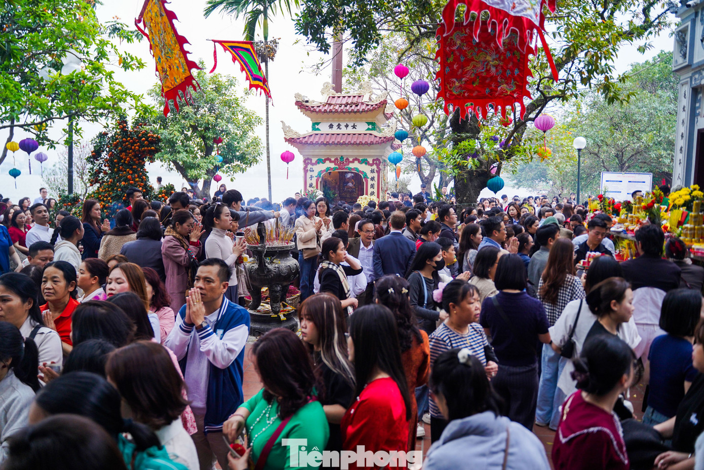 Chen cứng lối đi, d&ograve;ng người ki&ecirc;n nhẫn xin lộc tại Phủ T&acirc;y Hồ- Ảnh 2.