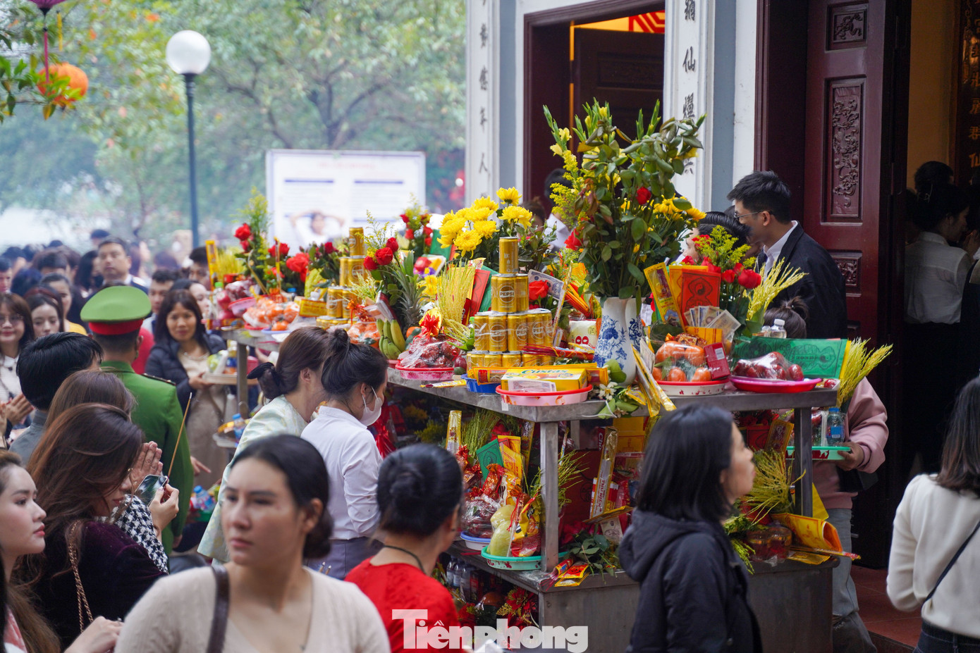 Chen cứng lối đi, d&ograve;ng người ki&ecirc;n nhẫn xin lộc tại Phủ T&acirc;y Hồ- Ảnh 6.