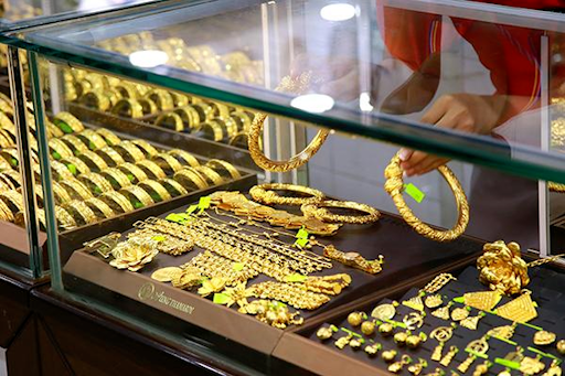 Ph&aacute;t hiện 1 người đ&agrave;n &ocirc;ng mua 58,67 chỉ v&agrave;ng c&ugrave;ng một l&uacute;c, nh&acirc;n vi&ecirc;n n&oacute;i thẳng: &ldquo;Ch&uacute;ng t&ocirc;i kh&ocirc;ng b&aacute;n&ldquo;- Ảnh 1.