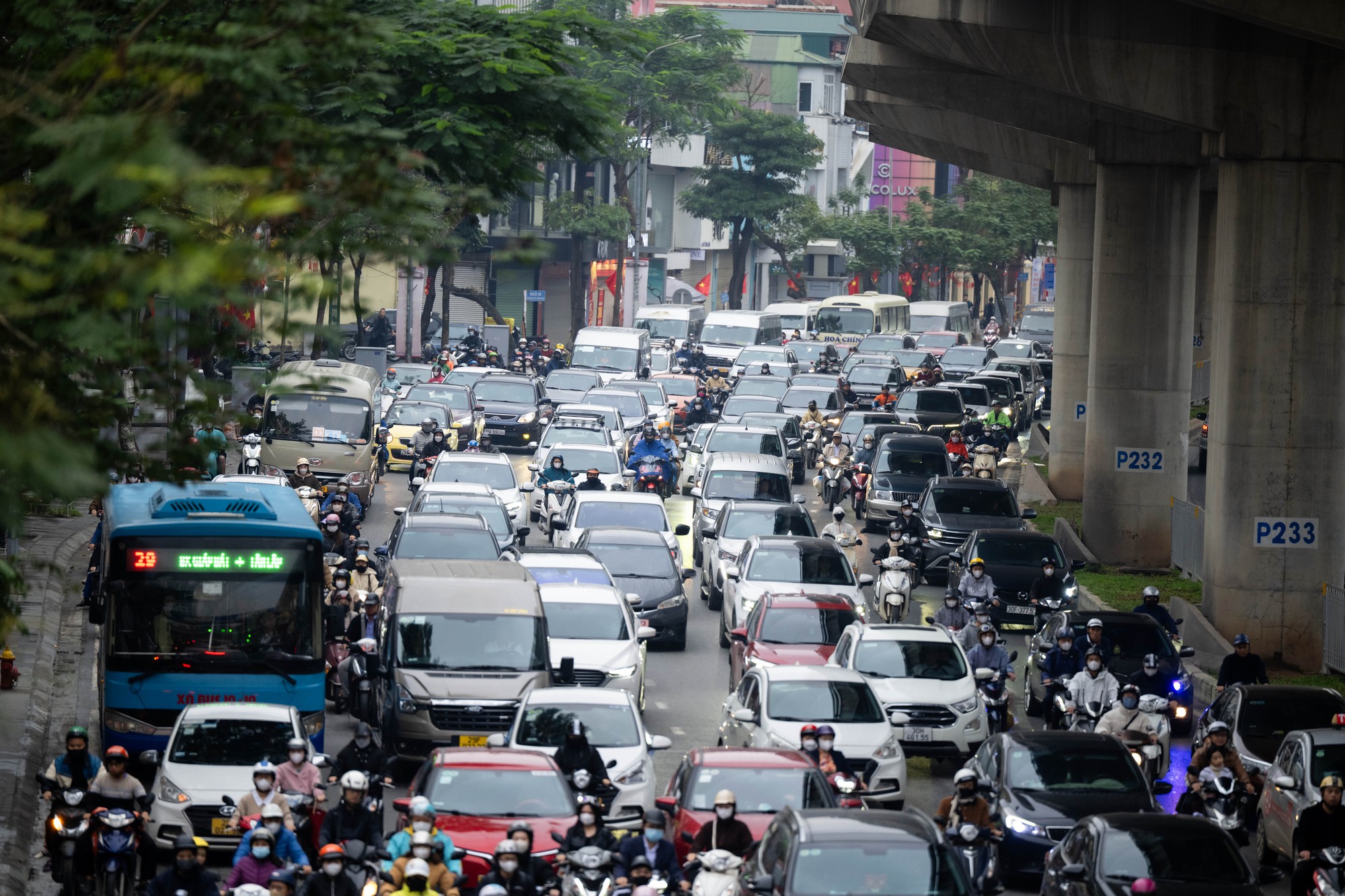 S&aacute;ng khai xu&acirc;n, d&acirc;n c&ocirc;ng sở H&agrave; Nội đối mặt "kiếp nạn" đầu ti&ecirc;n của năm mới- Ảnh 9.