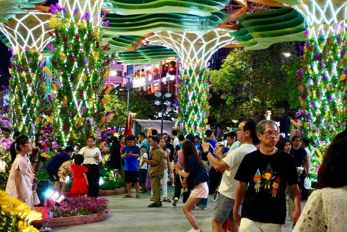 Hơn 1,8 triệu lượt khách tham quan Đường hoa Nguyễn Huệ Tết Bính Ngọ- Ảnh 4. Hơn 1,8 triệu lượt khách tham quan Đường hoa Nguyễn Huệ Tết Bính Ngọ- Ảnh 4.