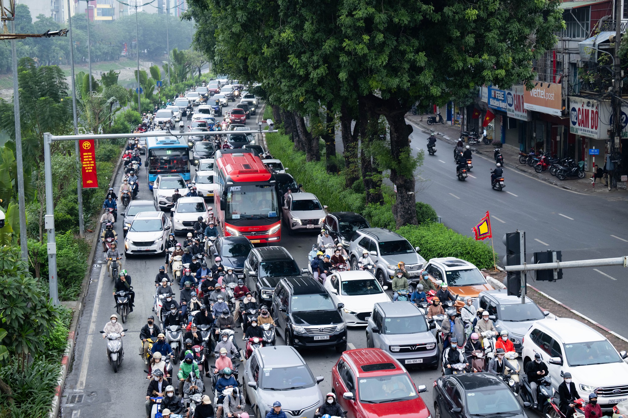 S&aacute;ng khai xu&acirc;n, d&acirc;n c&ocirc;ng sở H&agrave; Nội đối mặt "kiếp nạn" đầu ti&ecirc;n của năm mới- Ảnh 11.