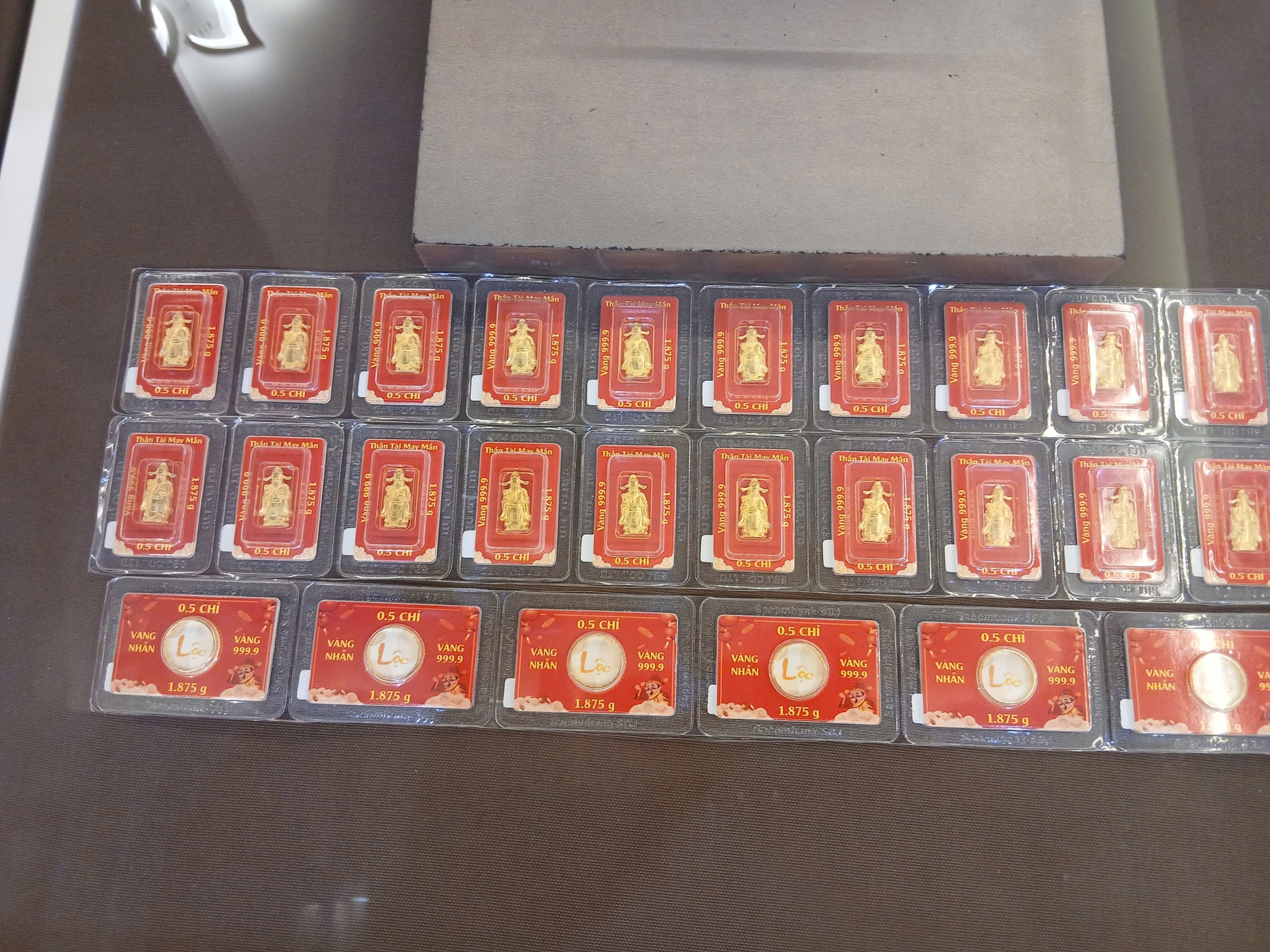 Người d&acirc;n TPHCM đổ x&ocirc; mua v&agrave;ng, bạc, gửi tiết kiệm ngay ng&agrave;y l&agrave;m việc đầu năm- Ảnh 1.