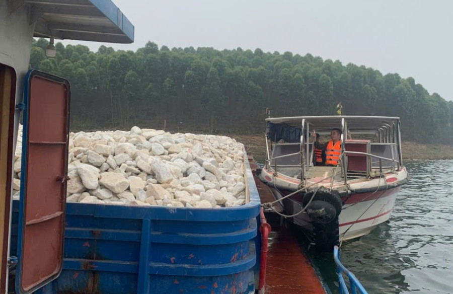 Vụ ch&igrave;m t&agrave;u hồ Th&aacute;c B&agrave; khiến 6 người tử vong: Chở qu&aacute; tải, bến kh&ocirc;ng ph&eacute;p- Ảnh 2.