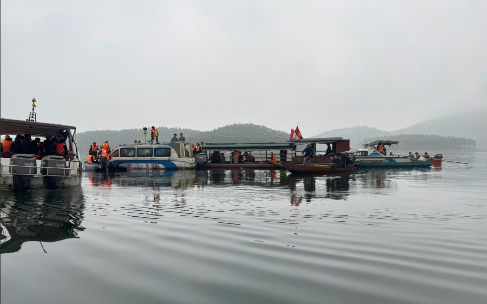 Vụ ch&igrave;m t&agrave;u hồ Th&aacute;c B&agrave; khiến 6 người tử vong: Chở qu&aacute; tải, bến kh&ocirc;ng ph&eacute;p- Ảnh 1.