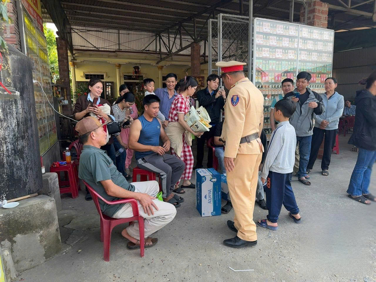 H&agrave;nh kh&aacute;ch vật vờ dưới nắng v&igrave; xe kh&aacute;ch hỏng, người nh&agrave; cầu cứu tr&ecirc;n Facebook- Ảnh 1.