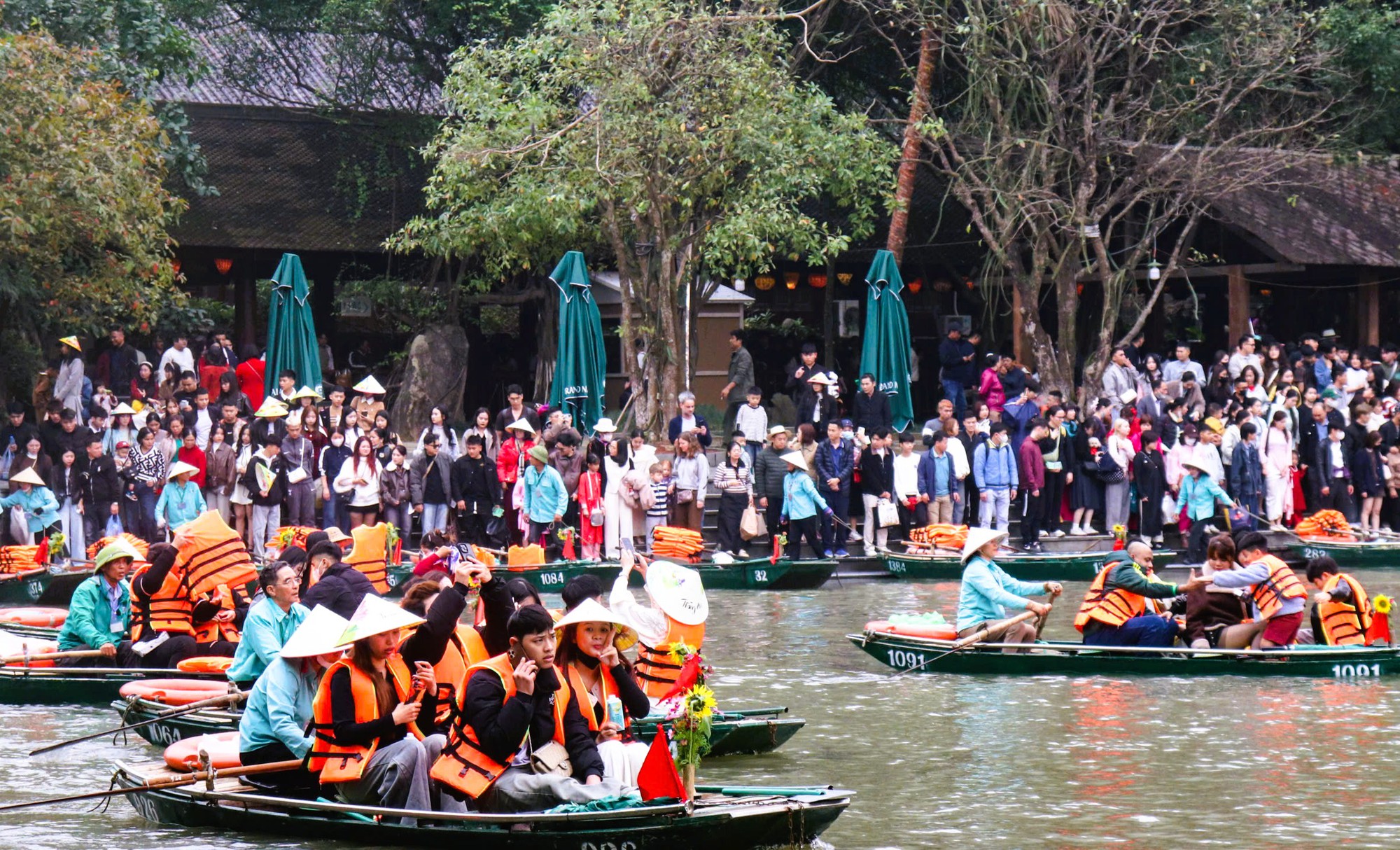 Du lịch Ninh B&igrave;nh thăng tiến vượt bậc, đ&oacute;n lượng kh&aacute;ch đứng thứ 2 cả nước- Ảnh 1.