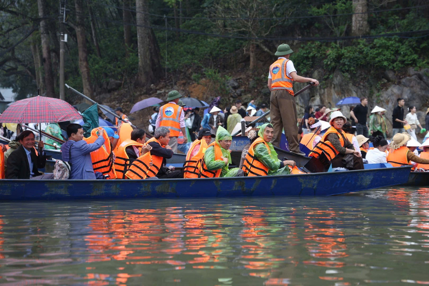L&aacute;i đ&ograve; v&ograve;i tiền, n&oacute;i lời th&ocirc; tục với du kh&aacute;ch ch&ugrave;a Hương- Ảnh 1.