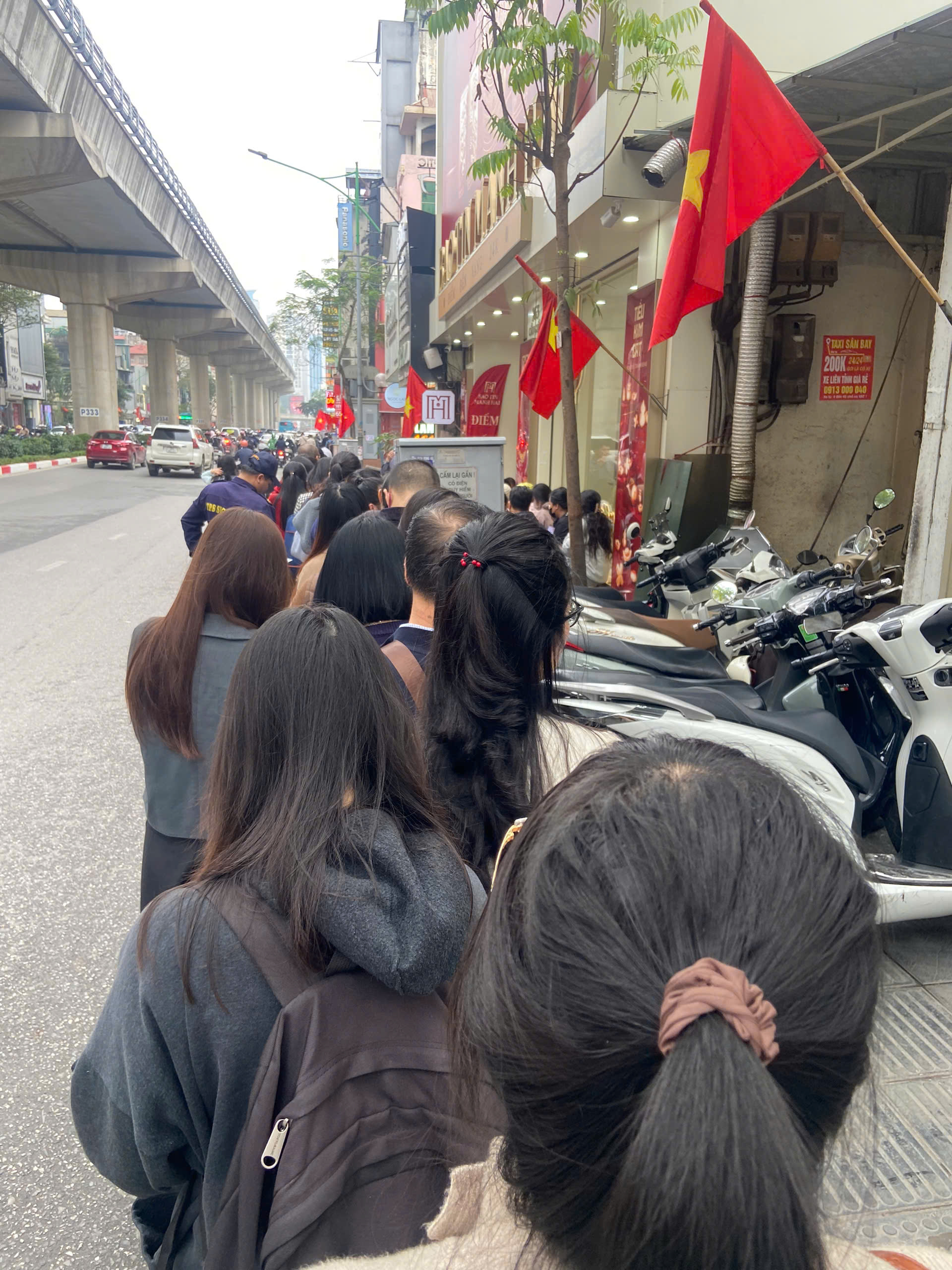 [ẢNH, CLIP] Tiệm v&agrave;ng h&ocirc;m nay: Gi&aacute; v&agrave;ng gần 18,5 triệu đồng/chỉ, 