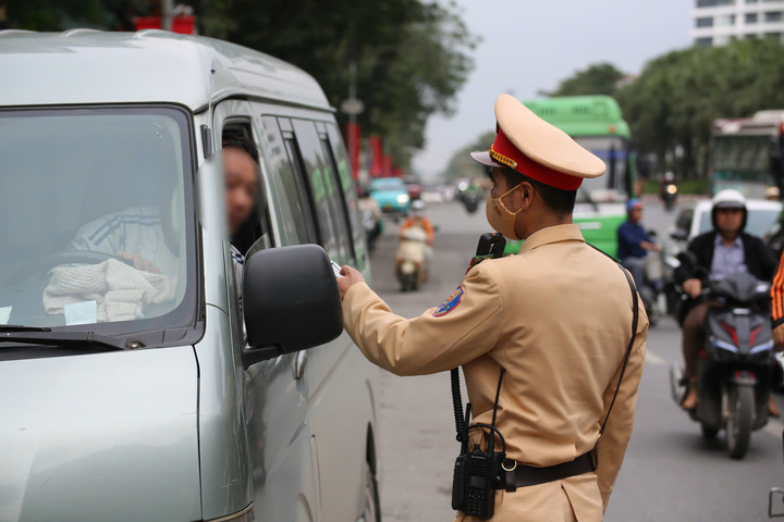 Nhiều t&agrave;i xế ở H&agrave; Nội bị xử phạt vi phạm nồng độ cồn sau buổi gặp mặt đầu Xu&acirc;n- Ảnh 1.