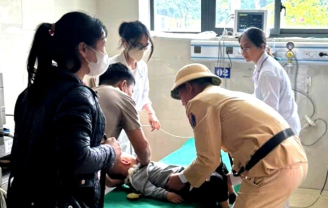 Cảnh s&aacute;t giao th&ocirc;ng mở đường đưa ch&aacute;u b&eacute; bị co giật đi cấp cứu- Ảnh 1.