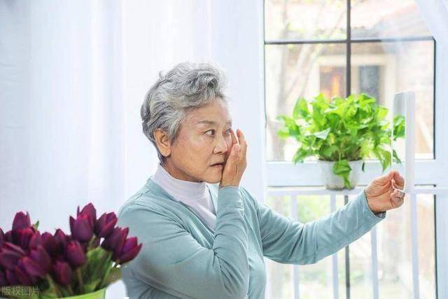 &ldquo;T&ocirc;i 74 tuổi nhưng bị nhầm mới ngo&agrave;i 60&rdquo;: B&iacute; quyết trẻ l&acirc;u kh&ocirc;ng nằm ở kem dưỡng, m&agrave; ở một điều &iacute;t ai ngờ tới- Ảnh 2.