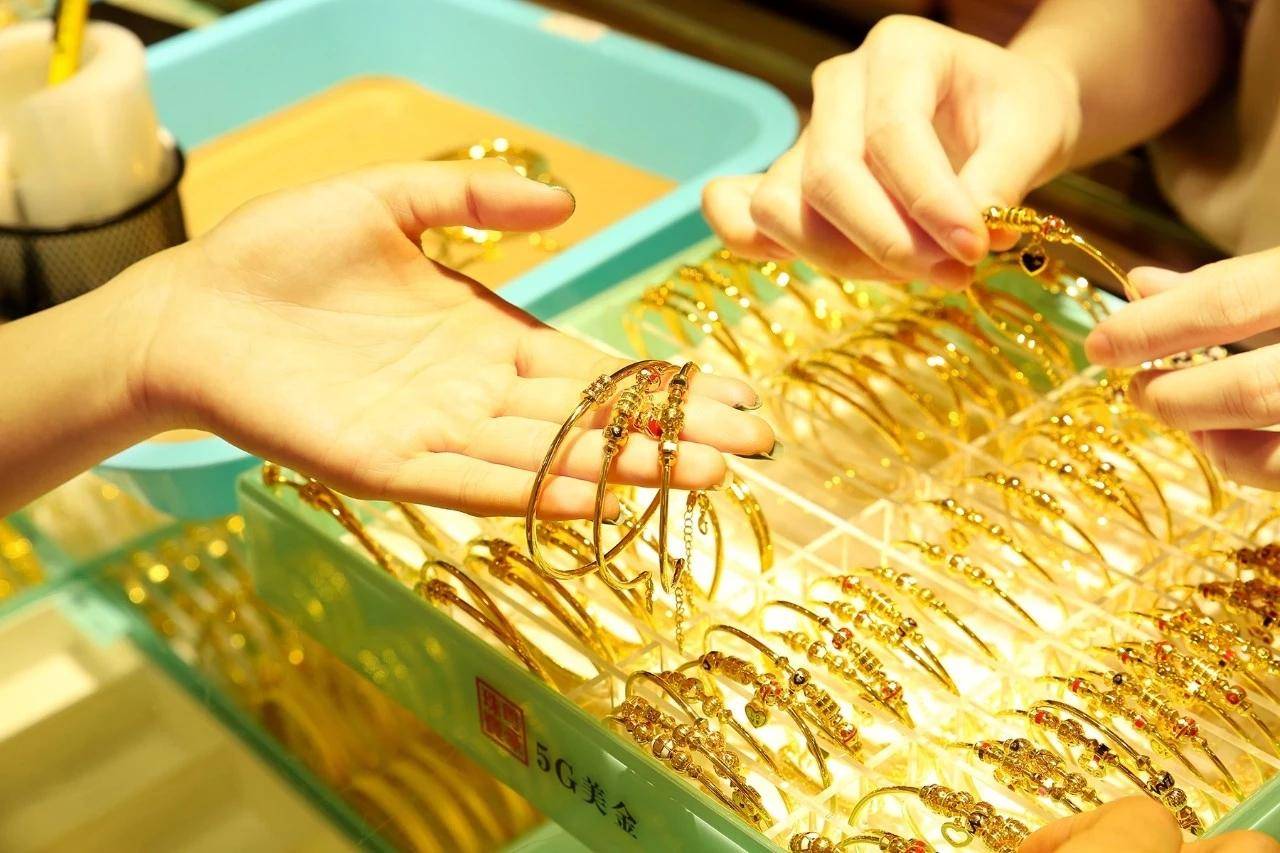 Người phụ nữ chi 2,3 tỷ đồng mua v&agrave;ng, l&atilde;i đậm 414 triệu đồng trong 23 ng&agrave;y nhưng thừa nhận: &ldquo;Tr&uacute;ng lớn vẫn bất an, mất ăn mất ngủ&rdquo;- Ảnh 2.