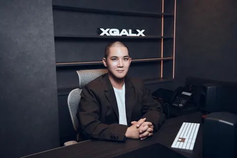 Tổng tài showbiz vừa vướng vòng lao lý: Đứng sau nhóm nữ chất nhất làng nhạc, bị bắt khẩn cấp khi đang lưu diễn- Ảnh 2. Tổng tài showbiz vừa vướng vòng lao lý: Đứng sau nhóm nữ chất nhất làng nhạc, bị bắt khẩn cấp khi đang lưu diễn- Ảnh 2.