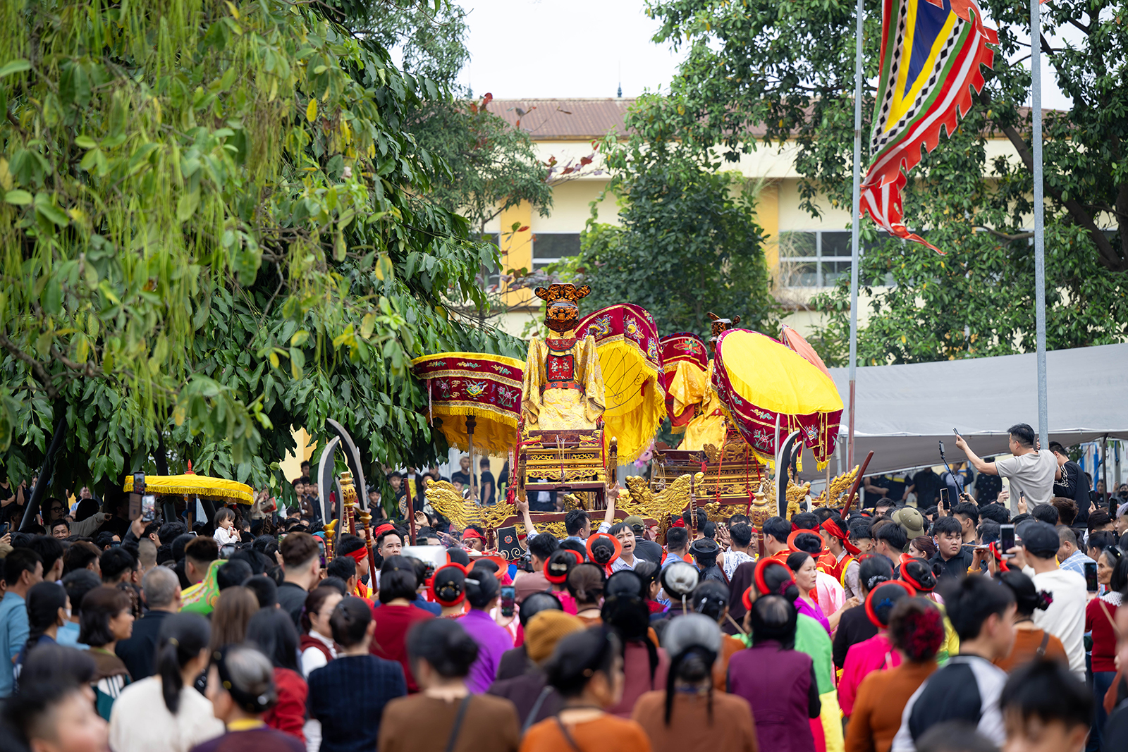 Hàng trăm thanh niên trai tráng lao vào tranh phết cầu may, khung cảnh đông nghẹt khiến ai nhìn cũng “nín thở”- Ảnh 1. Hàng trăm thanh niên trai tráng lao vào tranh phết cầu may, khung cảnh đông nghẹt khiến ai nhìn cũng “nín thở”- Ảnh 1.