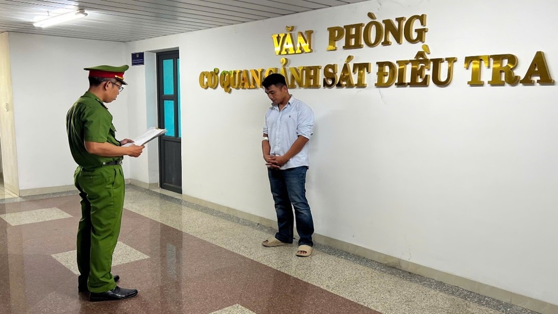 Ra lệnh bắt tạm giam tài xế say xỉn tông chết người rồi kéo lê xe máy- Ảnh 1. Ra lệnh bắt tạm giam tài xế say xỉn tông chết người rồi kéo lê xe máy- Ảnh 1.