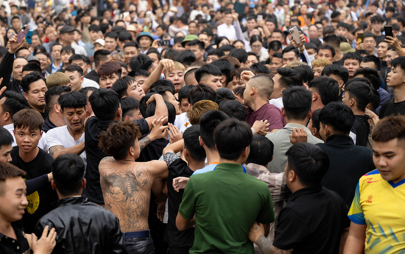 Hàng trăm thanh niên trai tráng lao vào tranh phết cầu may, khung cảnh đông nghẹt khiến ai nhìn cũng “nín thở”- Ảnh 10. Hàng trăm thanh niên trai tráng lao vào tranh phết cầu may, khung cảnh đông nghẹt khiến ai nhìn cũng “nín thở”- Ảnh 10.