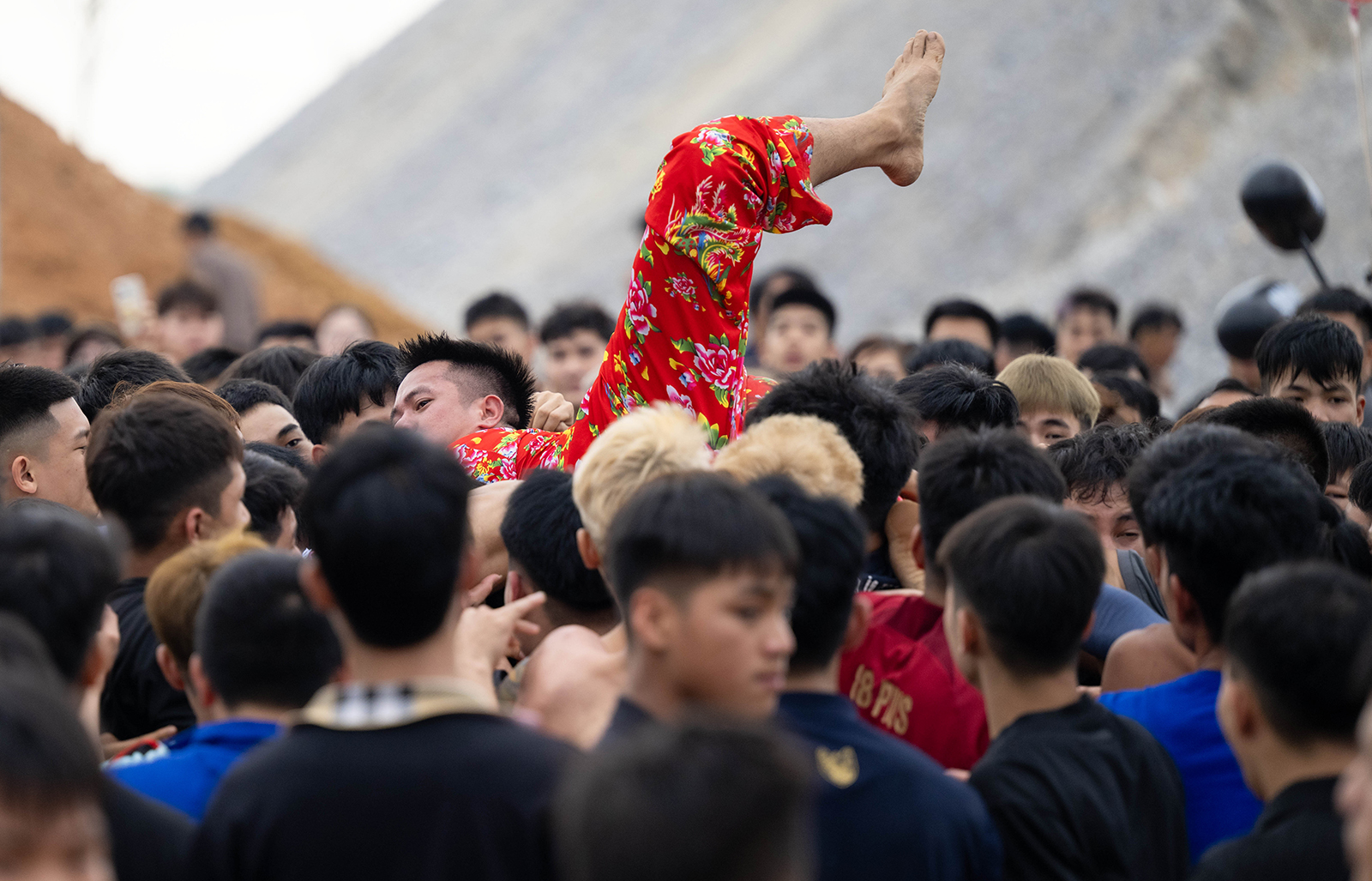 Hàng trăm thanh niên trai tráng lao vào tranh phết cầu may, khung cảnh đông nghẹt khiến ai nhìn cũng “nín thở”- Ảnh 13. Hàng trăm thanh niên trai tráng lao vào tranh phết cầu may, khung cảnh đông nghẹt khiến ai nhìn cũng “nín thở”- Ảnh 13.