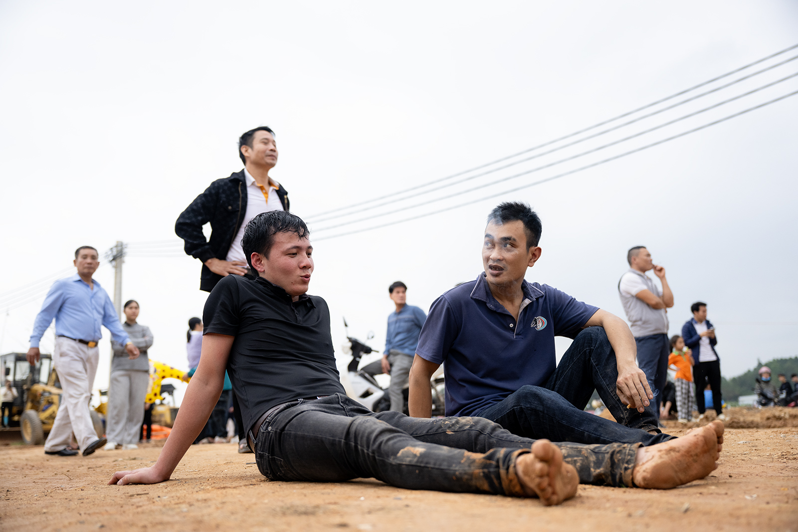 Hàng trăm thanh niên trai tráng lao vào tranh phết cầu may, khung cảnh đông nghẹt khiến ai nhìn cũng “nín thở”- Ảnh 15. Hàng trăm thanh niên trai tráng lao vào tranh phết cầu may, khung cảnh đông nghẹt khiến ai nhìn cũng “nín thở”- Ảnh 15.