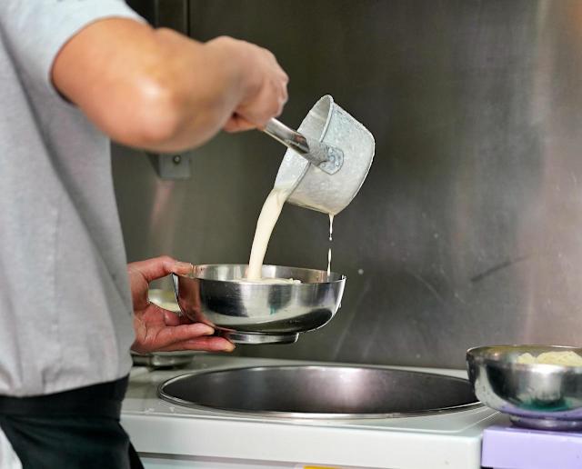 Con c&aacute;i rời nh&agrave; sau kỳ nghỉ, ai biết bữa cơm lặng lẽ của cha mẹ lại l&agrave; khởi đầu cho những điều n&agrave;y- Ảnh 2.