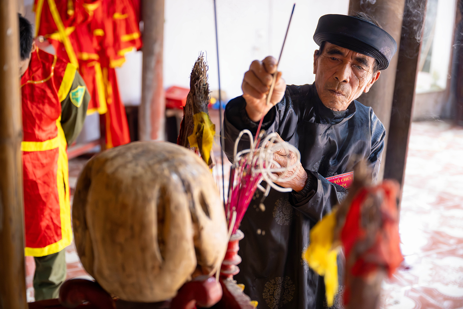 Hàng trăm thanh niên trai tráng lao vào tranh phết cầu may, khung cảnh đông nghẹt khiến ai nhìn cũng “nín thở”- Ảnh 2. Hàng trăm thanh niên trai tráng lao vào tranh phết cầu may, khung cảnh đông nghẹt khiến ai nhìn cũng “nín thở”- Ảnh 2.