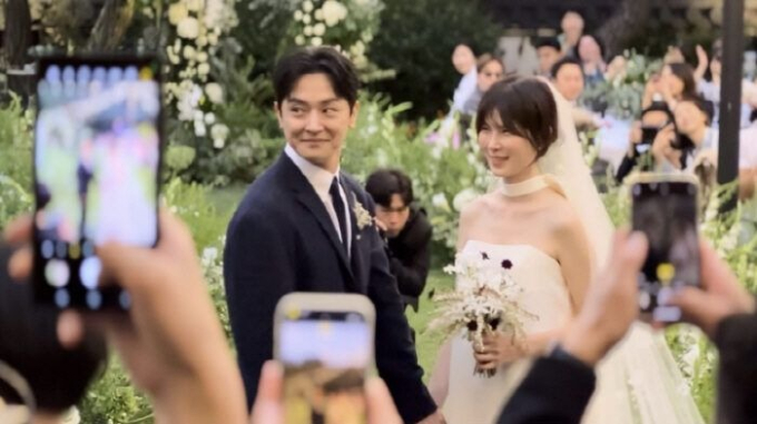 Đ&aacute;m cưới lạ của cặp sao C&ocirc; Đi M&agrave; Lấy Chồng T&ocirc;i: Bạn trai ch&uacute; rể lộ diện, &ograve;a kh&oacute;c tr&ecirc;n s&acirc;n khấu lụy t&igrave;nh?- Ảnh 2.